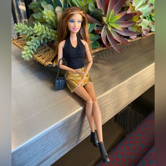 New Barbie Fashionistas - Teresa Doll - Picture 8 of 16